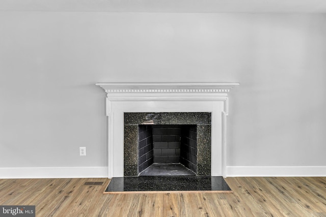 details featuring hardwood / wood-style flooring