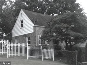 view of front of property featuring a fenced front yard