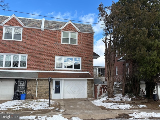 townhome / multi-family property featuring a garage