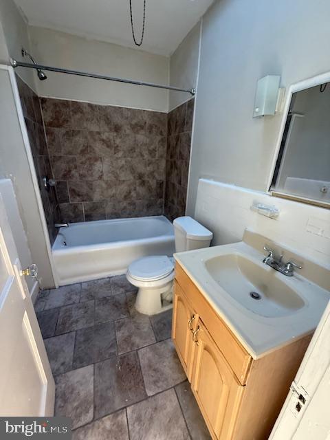 full bathroom with vanity, toilet, and tiled shower / bath