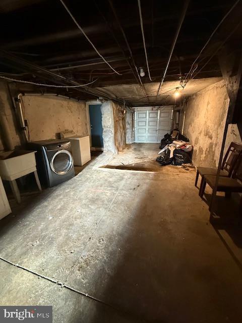 basement with washer / dryer and sink