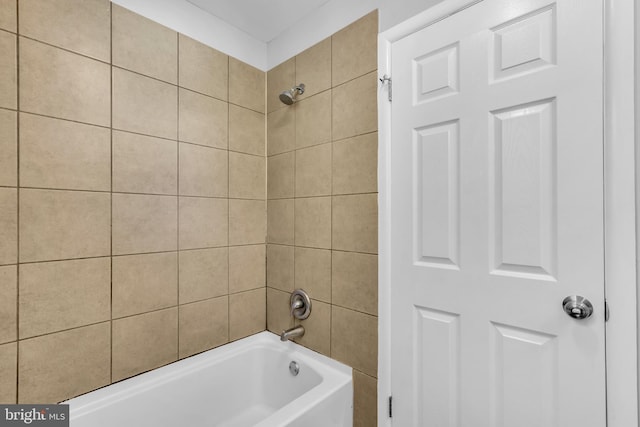 bathroom featuring tiled shower / bath