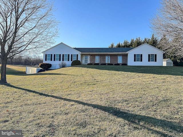 single story home featuring a front lawn