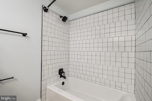 bathroom with tiled shower / bath