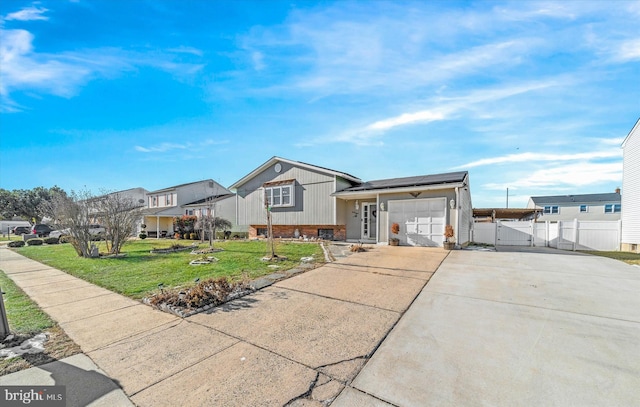 view of front of property featuring a front yard and solar panels