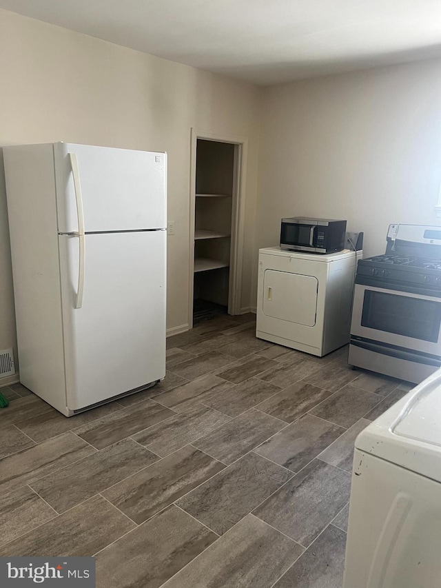 laundry room featuring washer / dryer