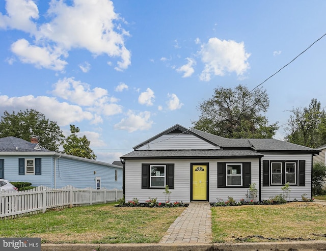 view of front of home featuring a front lawn