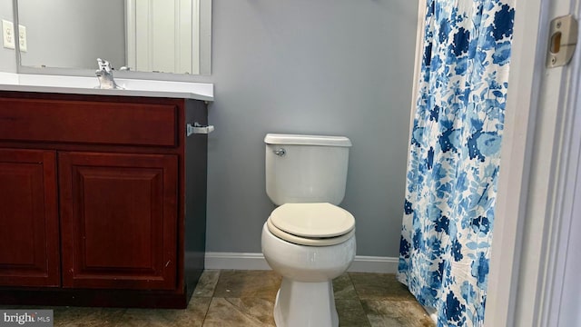 bathroom with a shower with shower curtain, vanity, and toilet