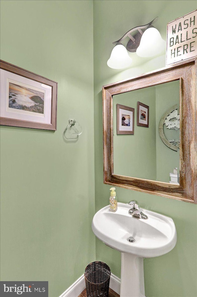 bathroom featuring sink