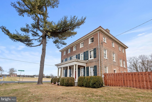 view of front of home featuring a front lawn