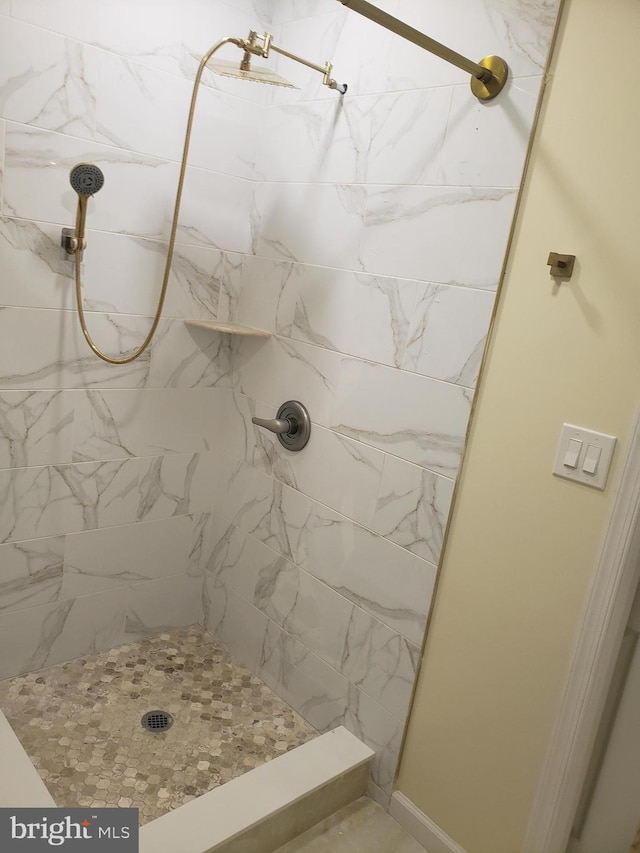 bathroom featuring a tile shower