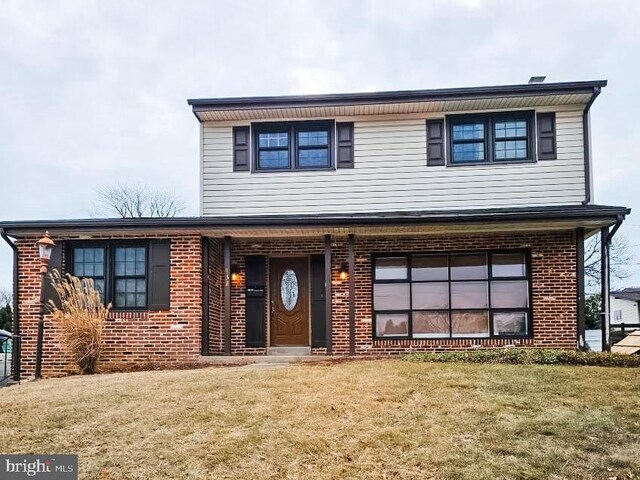 view of front of property featuring a front lawn