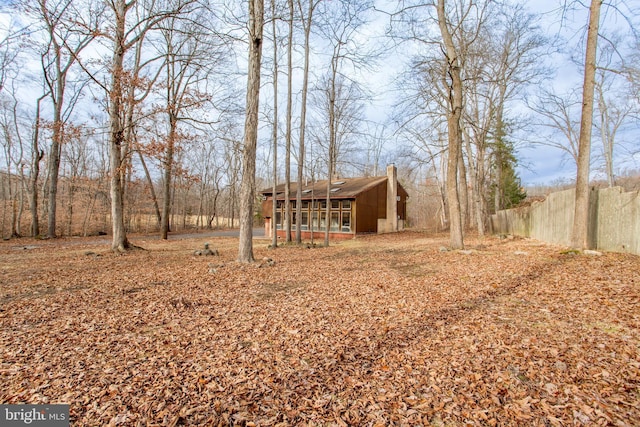 view of yard featuring an outdoor structure