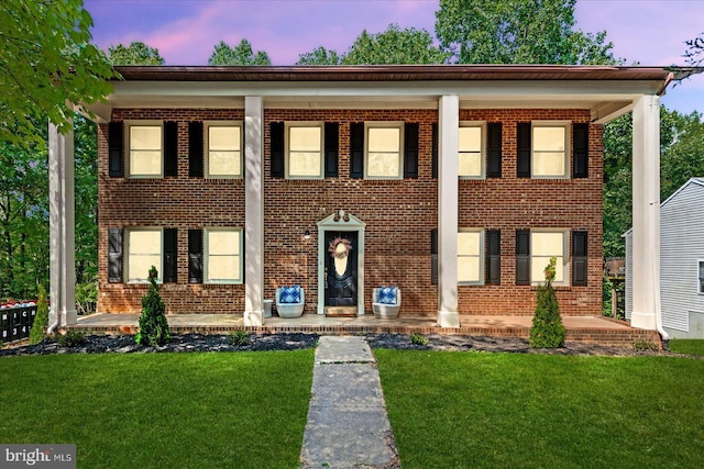 view of front facade featuring a lawn