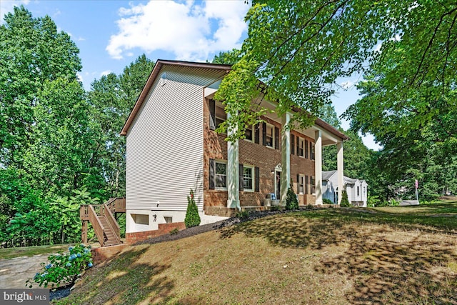 view of front facade featuring a front lawn