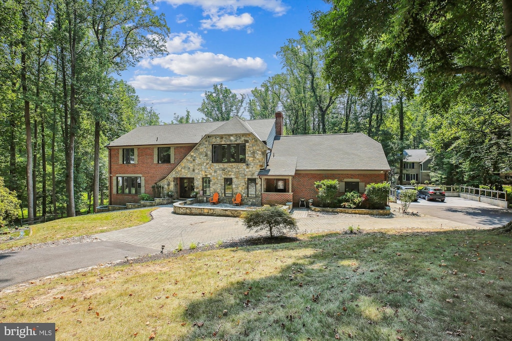 view of front of home featuring a front lawn