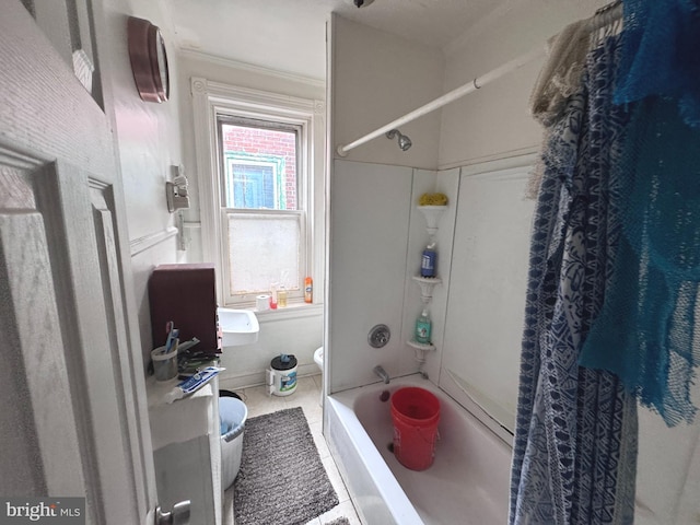 bathroom with shower / tub combo with curtain