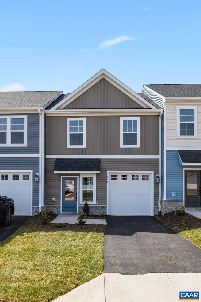 view of front of home featuring a front yard and a garage