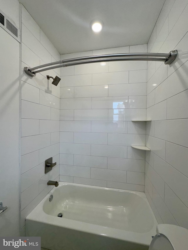 bathroom featuring tiled shower / bath combo