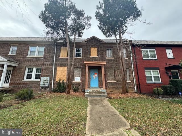 multi unit property featuring a front yard