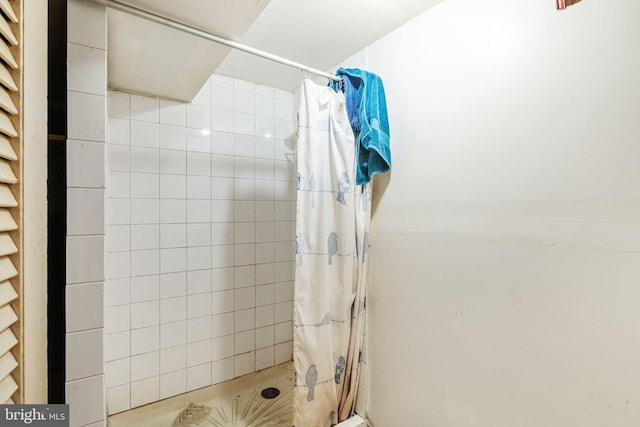 bathroom featuring a shower with curtain