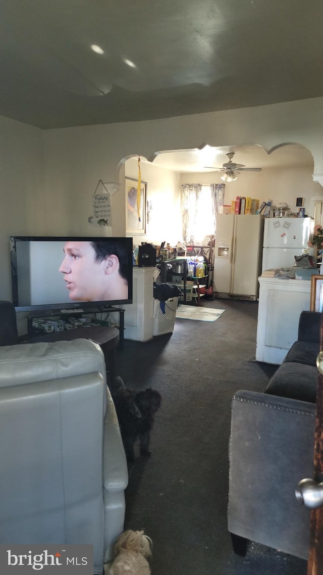 carpeted living room with ceiling fan