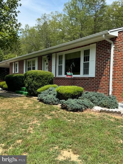 ranch-style home with a front lawn