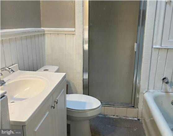 full bathroom featuring vanity, toilet, and shower with separate bathtub