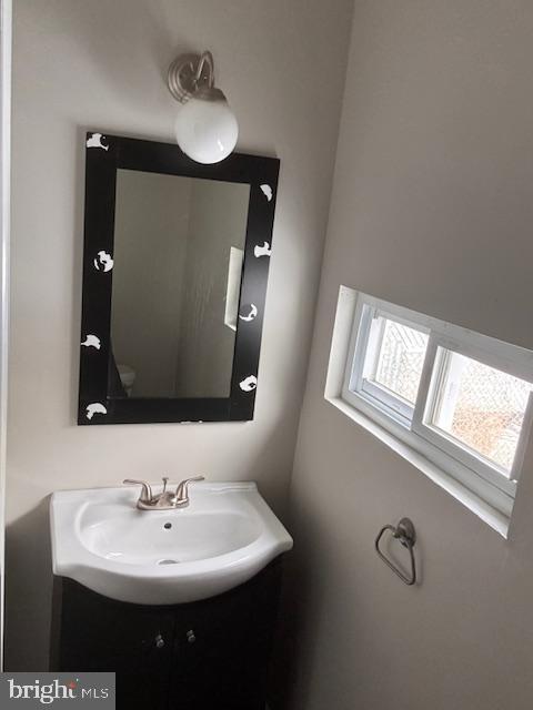 bathroom featuring sink