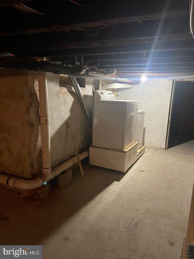 basement featuring independent washer and dryer