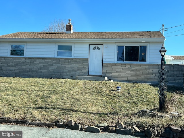 single story home featuring a front lawn