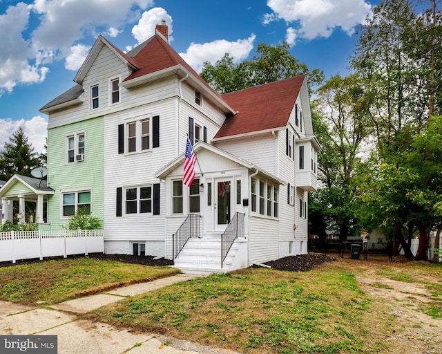 view of front of property featuring a front lawn