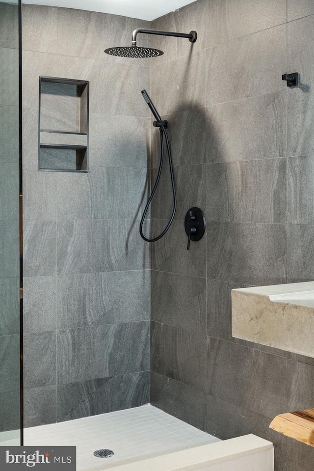 bathroom featuring tiled shower