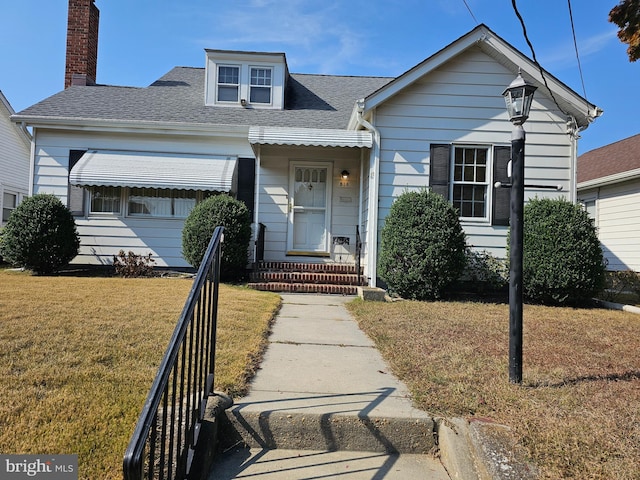 view of front of property featuring a front lawn