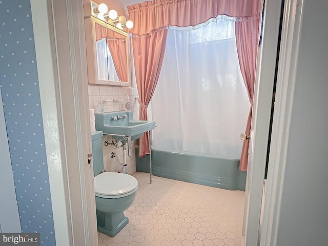 full bathroom with shower / bathtub combination with curtain, sink, tile patterned floors, and toilet