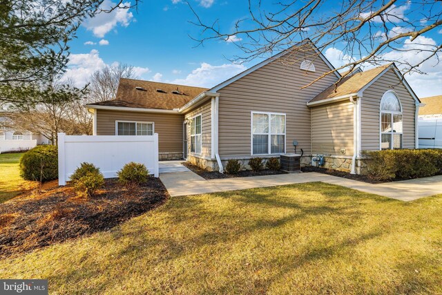 view of front of house featuring a front lawn