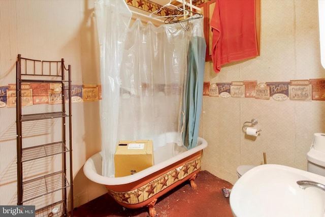 bathroom with shower / tub combo with curtain