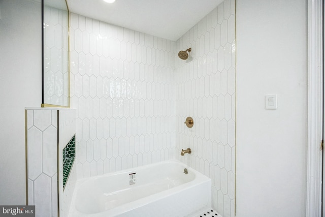 bathroom with tiled shower / bath