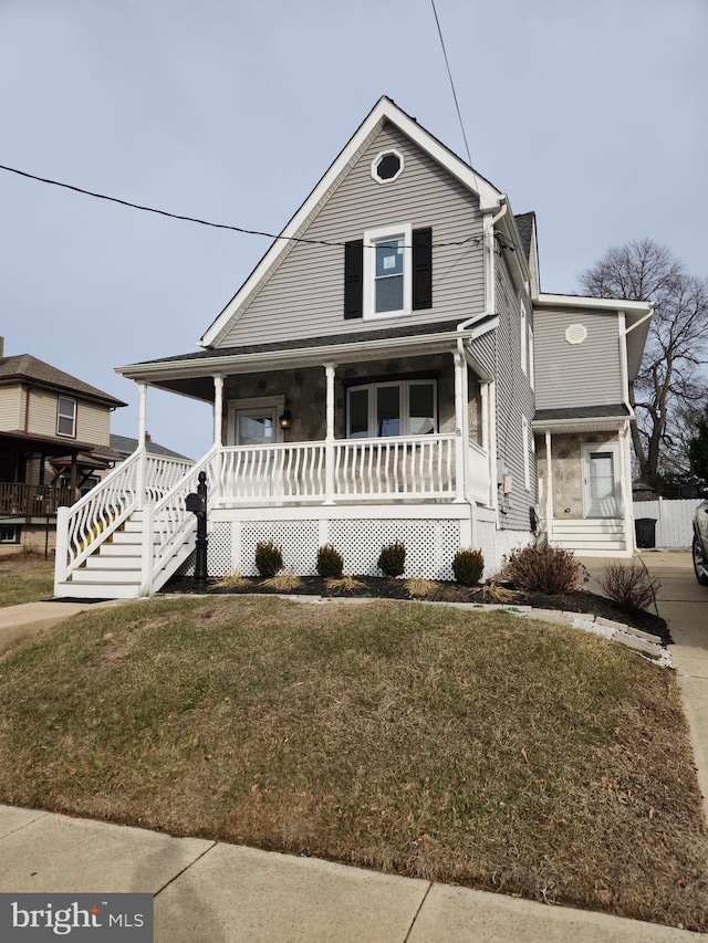 view of front of property featuring a front yard and a porch