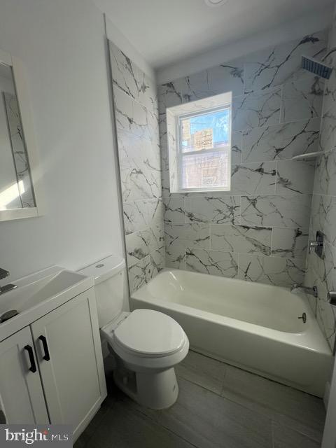 full bathroom with vanity, toilet, and tiled shower / bath