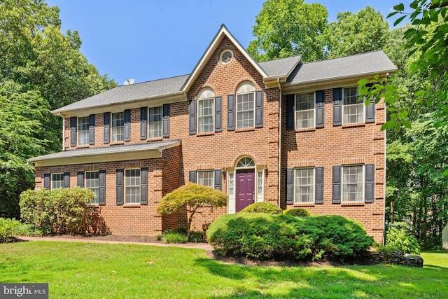 colonial home featuring a front yard