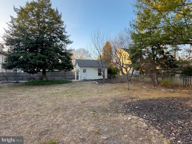 view of yard featuring an outbuilding