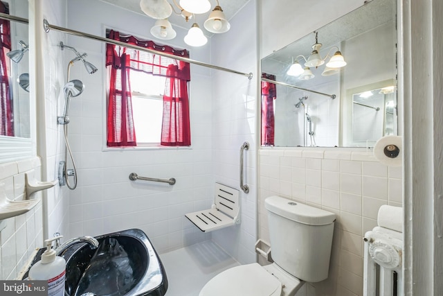 bathroom featuring a shower with curtain, tile walls, a chandelier, and toilet