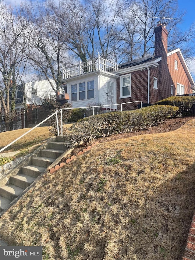 view of front of house with a front lawn