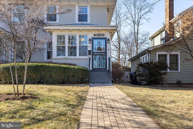 italianate house featuring a front yard