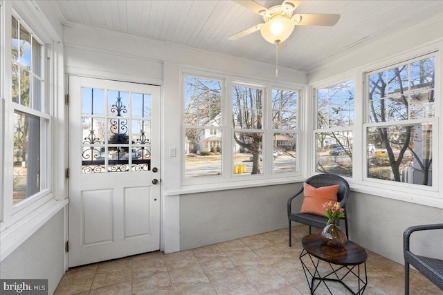 sunroom with ceiling fan