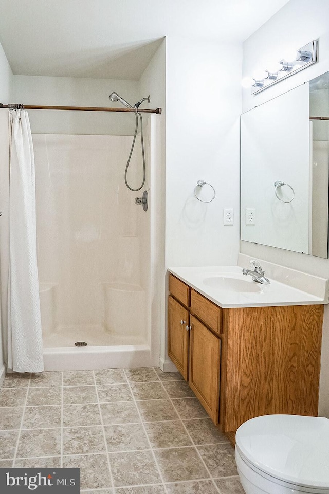 bathroom with a shower with curtain, vanity, and toilet