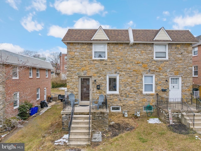 view of front of property with a front yard