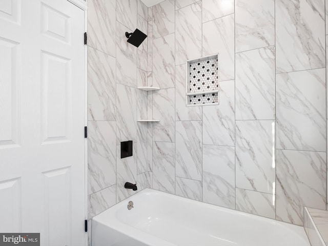 bathroom featuring tiled shower / bath combo