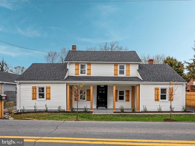 view of front facade featuring a front lawn and a porch